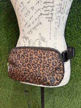 Lululemon Everywhere Belt Bag 1L Leopard Leopardo Shift Desert Khaki Fanny Pack